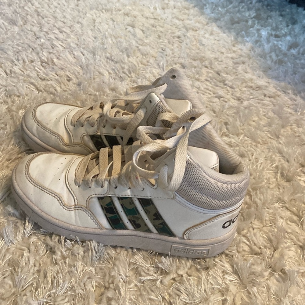 ADIDAS KIDS HOOPS MID 3.0 BASKETBALL SHOES, WHITE/GREEN CAMO - Youth Size 2.5